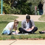 סטודנטים לומדים על הדשא